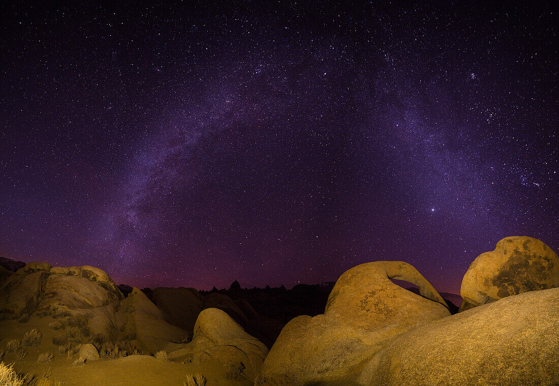 Milchstraße über dem Mobius Arch in den Alabama Hills bei Lone Pine, Kalifornien