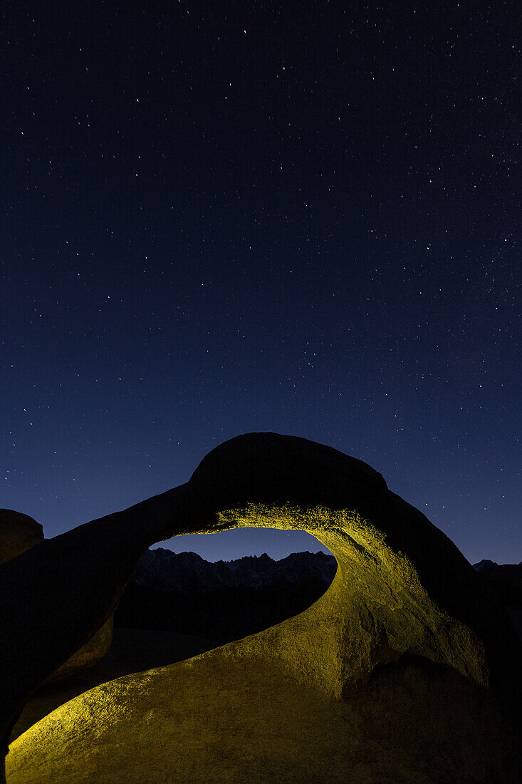 Sterne über dem Mobius Arch in den Alabama Hills bei Lone Pine, Kalifornien, mit der Silhouette des Mt. Whitney unter dem Bogen