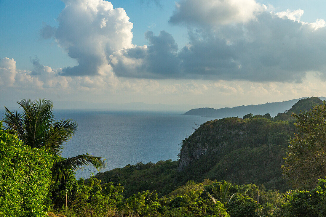 Der Atlantische Ozean und die Küste der Halbinsel Samana von Monte Azul an der Ostküste der Dominikanischen Republik