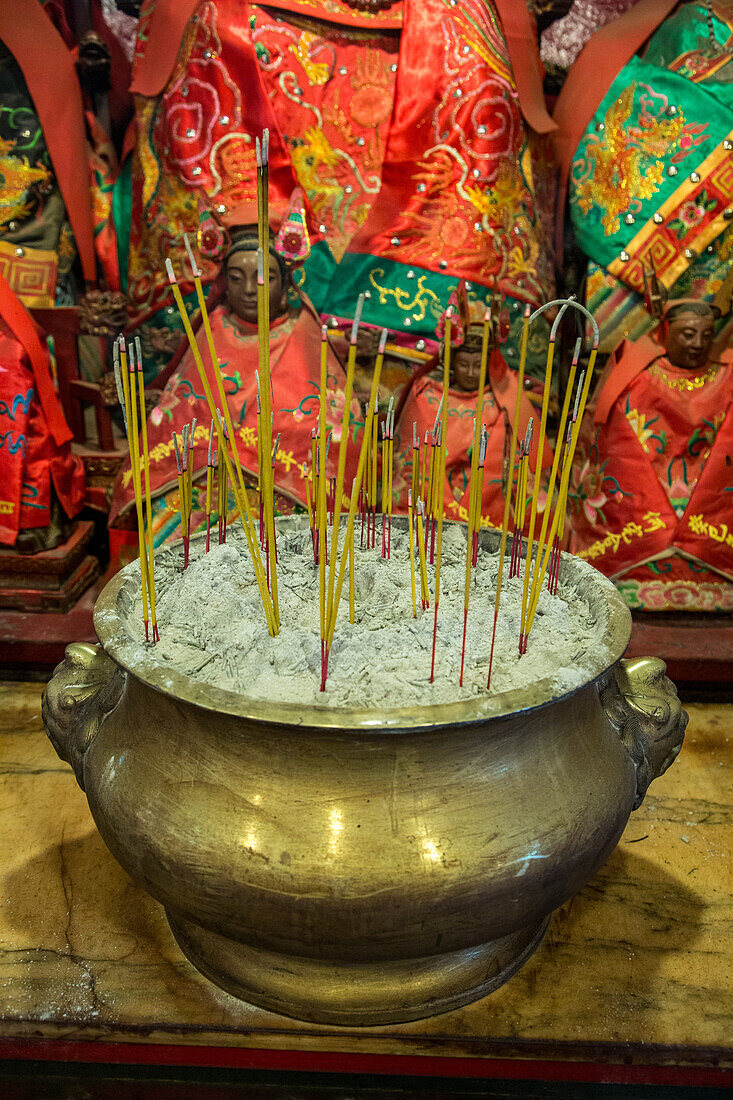 Räucherstäbchen oder Weihrauch im buddhistischen Man-Mo-Tempel in Hongkong, China