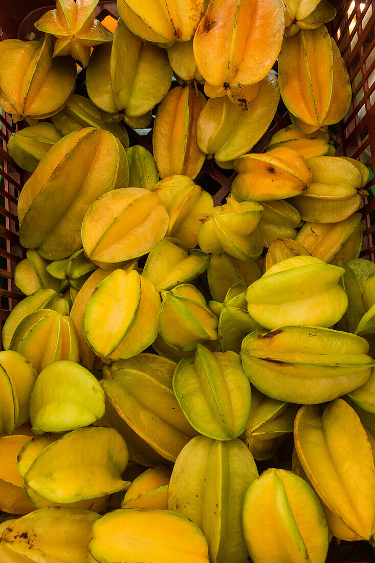 Sternfrüchte zum Verkauf auf der Bani Mango Expo in Bani, Dominikanische Republik