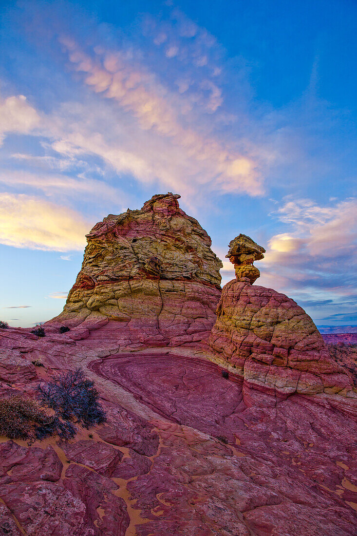 Post-Sonnenuntergangslicht auf erodierten Navajo-Sandsteinformationen in South Coyote Buttes, Vermilion Cliffs National Monument, Arizona