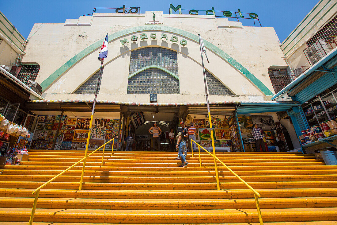 Einkäufer steigen die berühmten gelben Stufen zum Mercado Modelo in Santo Domingo, Dominikanische Republik, hinunter