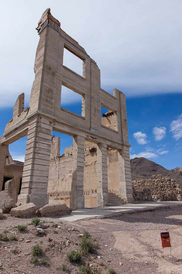 Ruinen des 1908 fertiggestellten Gebäudes der Cook Bank in der Geisterstadt Rhyolite, Nevada