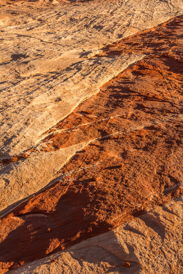 Ein Zickzack-Muster im erodierten Azteken-Sandstein im Valley of Fire State Park in Nevada