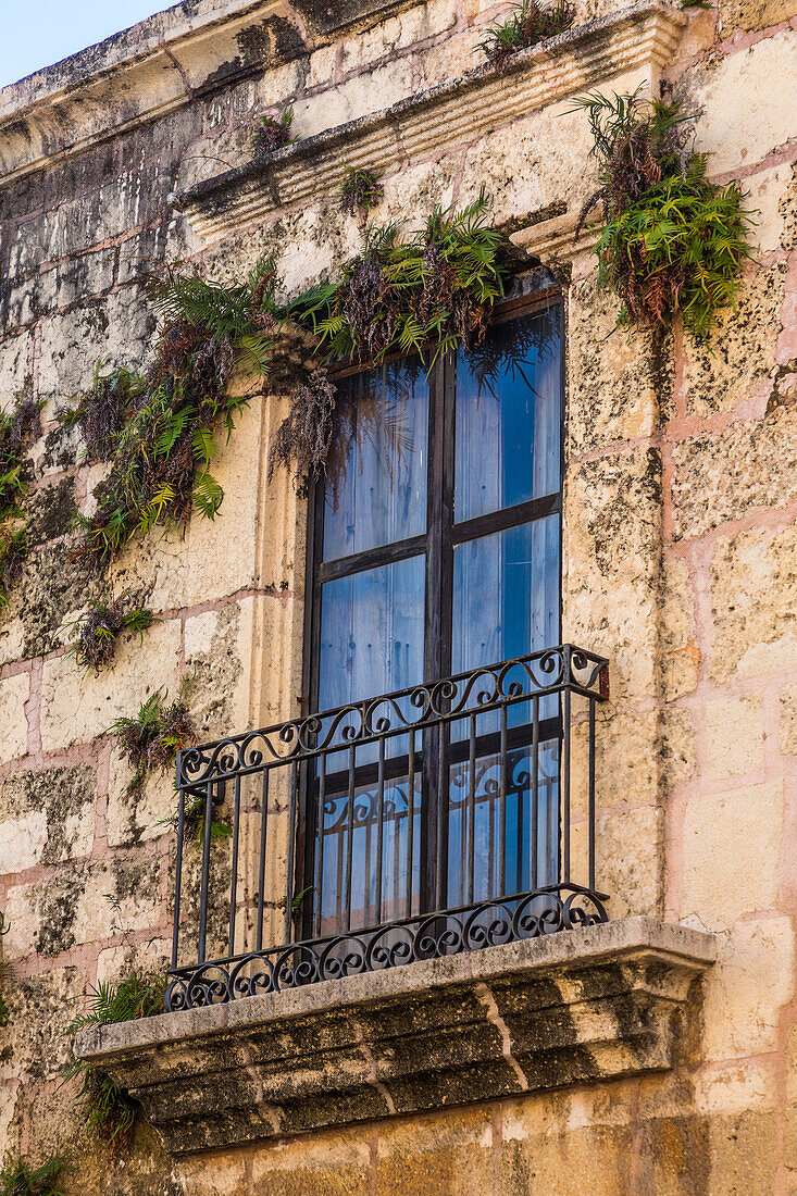 Fenster und Balkon in der alten Kolonialstadt Santo Domingo, Dominikanische Republik. Eine UNESCO-Welterbestätte in der Dominikanischen Republik