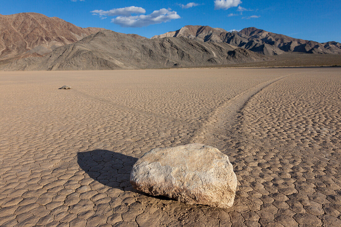 Segelsteine und Spuren an der Racetrack Playa im Death Valley National Park in der Mojave-Wüste, Kalifornien