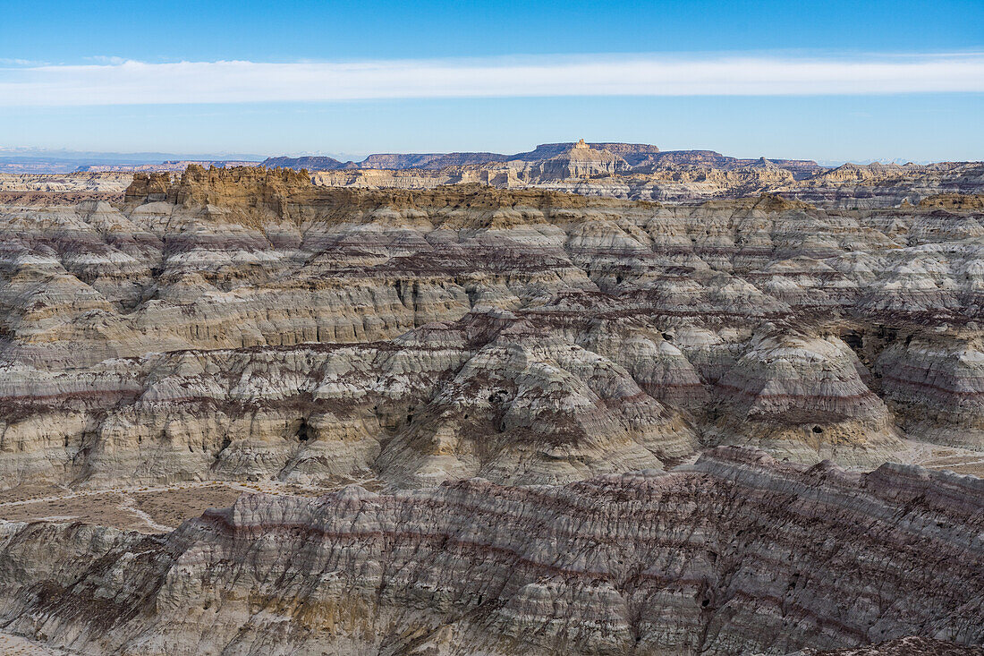 Angel Peak Scenic Area in der Nähe von Bloomfield, New Mexico. Angel Peak in der Ferne in der Mitte und die Kutz Canyon Badlands im Vordergrund