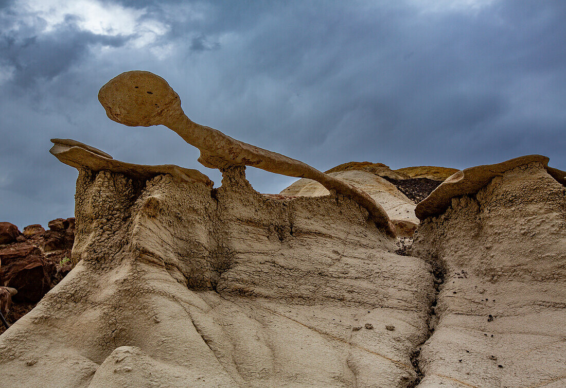 Sandsteinfelsen auf Hoodoos in den farbenfrohen Lehmhügeln in den Badlands des San Juan Basin in New Mexico