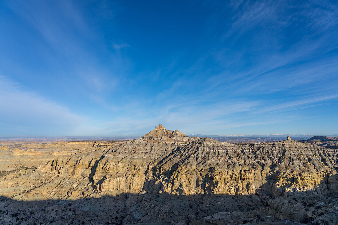 Angel Peak Scenic Area in der Nähe von Bloomfield, New Mexico. Die Sandsteinformation Angel Peak mit den darunter liegenden Badlands des Kutz Canyon
