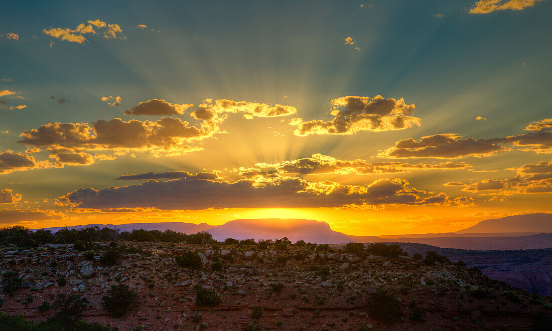 Blick auf den Sonnenuntergang von Hunt's Mesa im Monument Navajo Valley Tribal Park in Arizona