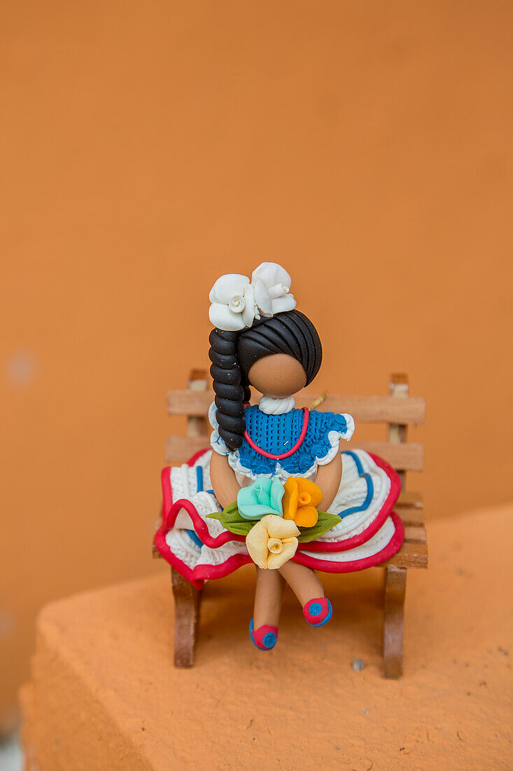 Eine dominikanische gesichtslose Puppe in einer Heimwerkstatt in der Dominikanischen Republik. Die gesichtslosen Puppen repräsentieren die ethnische Vielfalt der Dominikanischen Republik.