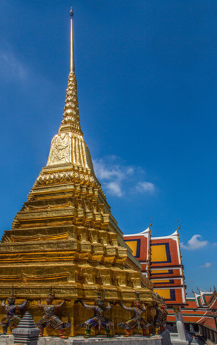 Von Dämonen gestützte goldene Chedi am Tempel des Smaragdbuddhas im Grand Palace in Bangkok, Thailand