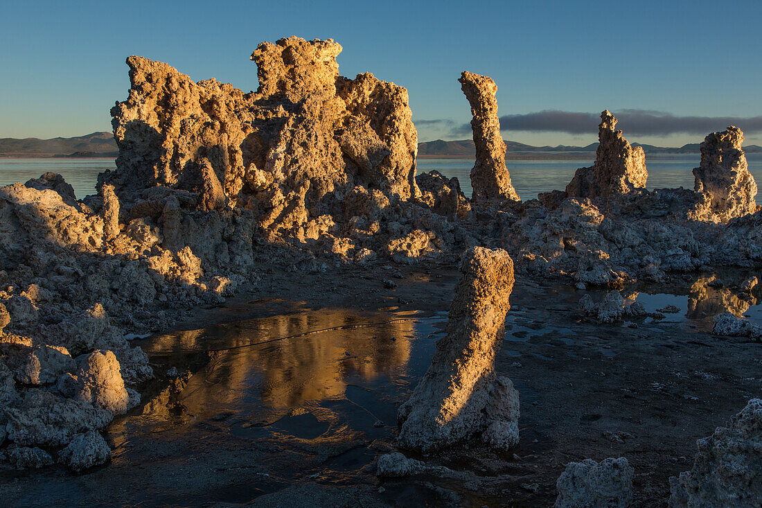 Tuffsteinformationen bei Sonnenaufgang im Mono Lake in Kalifornien