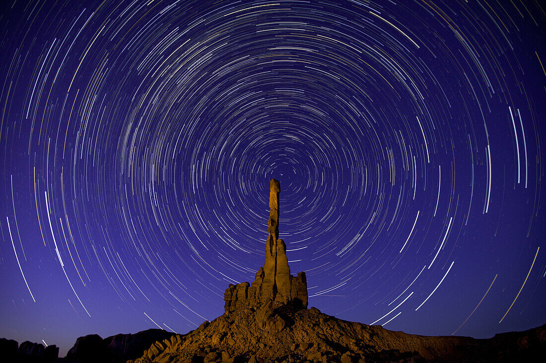Sternenspuren über dem Totempfahl bei Nacht im Monument Valley Navajo Tribal Park in Arizona