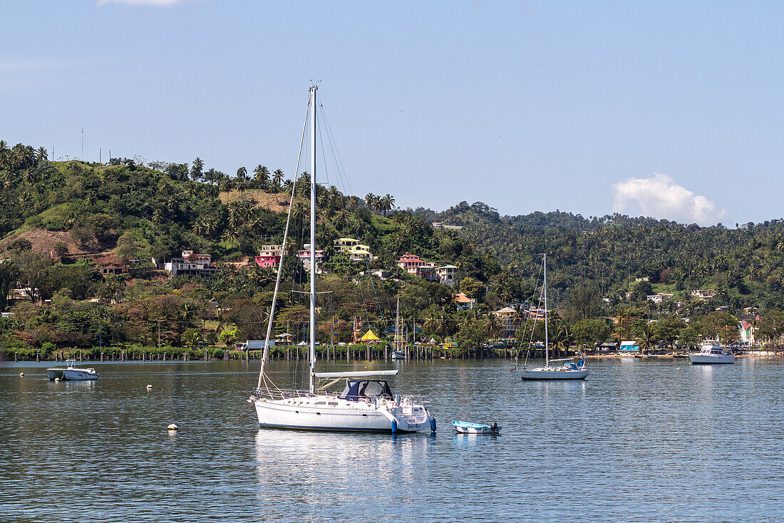 Im Hafen von Samana, Dominikanische Republik, vertäute Segelboote