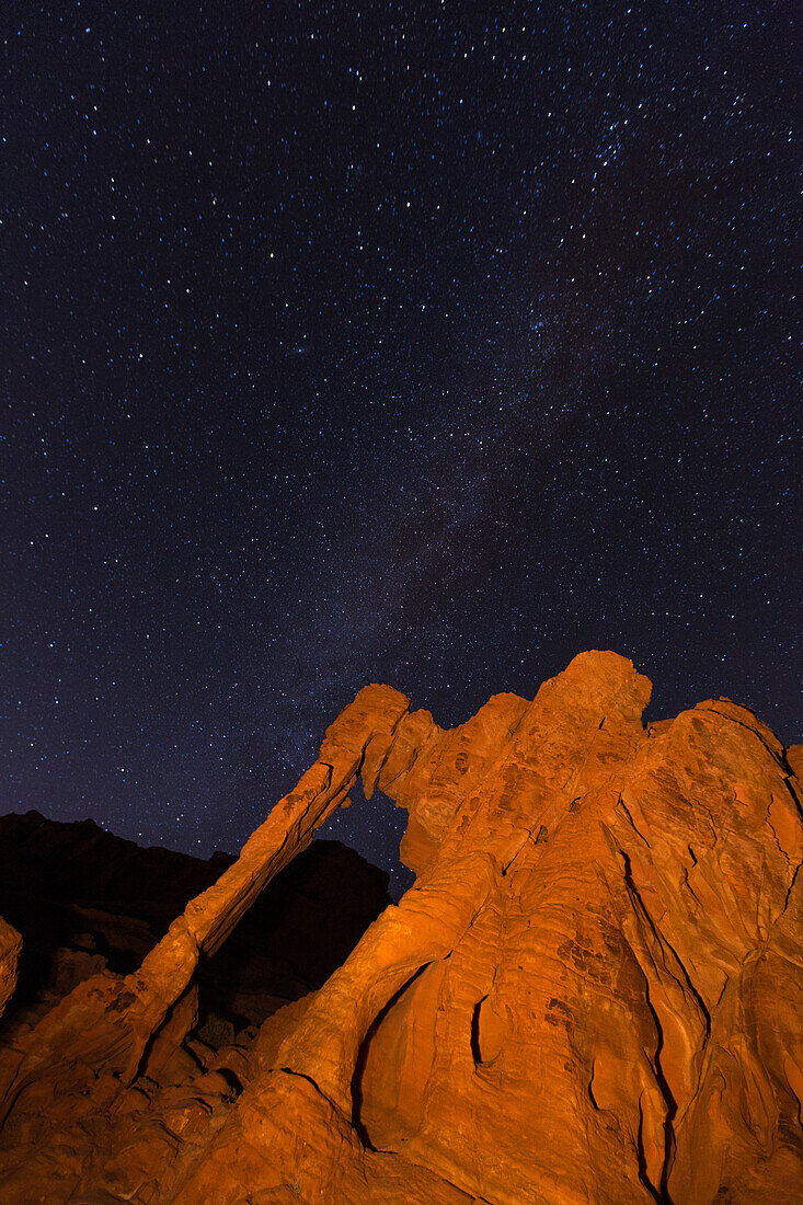 Milchstraße über dem Elephant Rock, einem natürlichen Bogen im erodierten Azteken-Sandstein bei Nacht im Valley of Fire State Park in Nevada