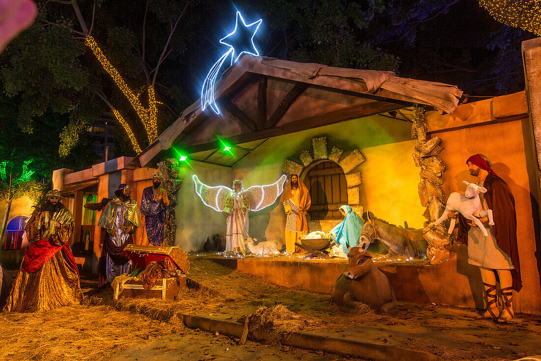 Millionen von Weihnachtslichtern schmücken den Ibero-Amerikanischen Park in Santo Domingo, Dominikanische Republik