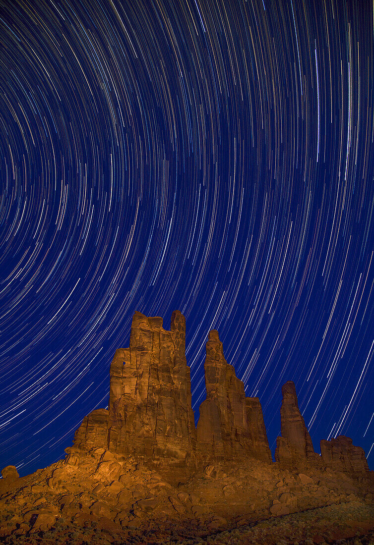 Sternenschweif über dem Yei Bi Chei bei Nacht im Monument Valley Navajo Tribal Park in Arizona