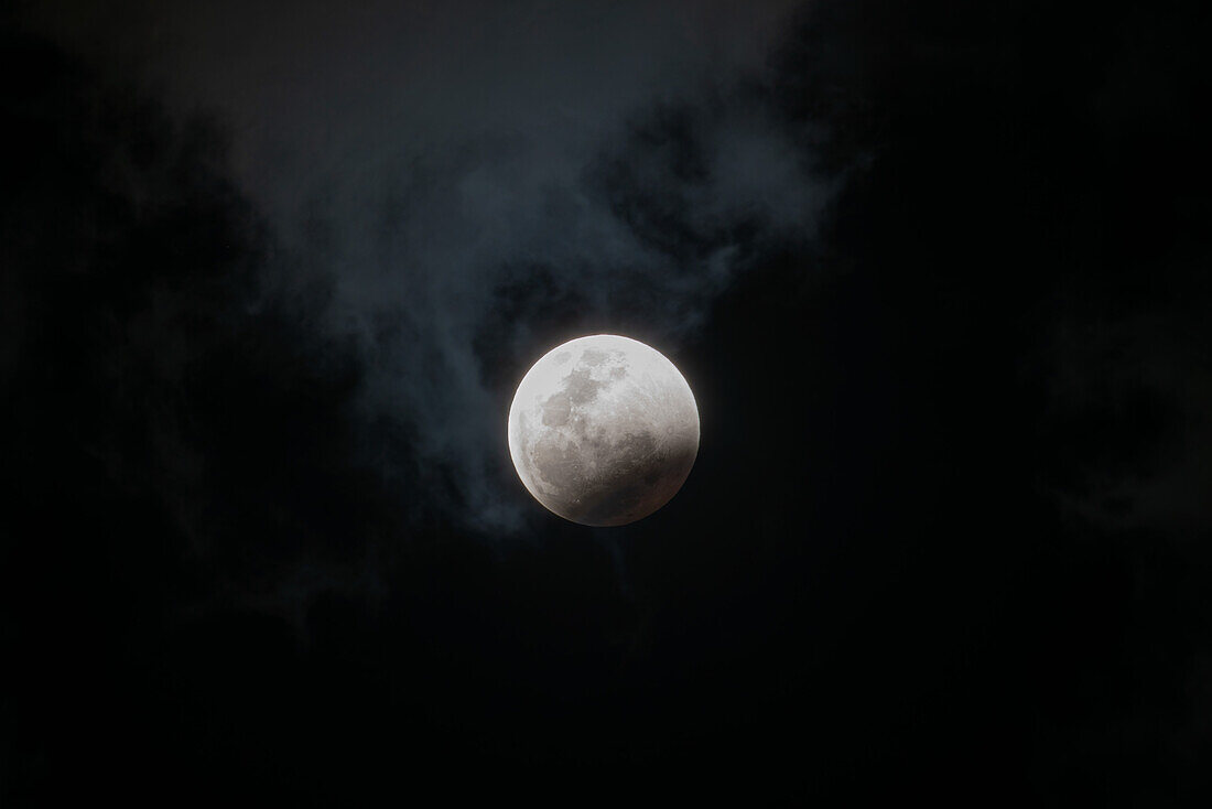 Beginn der totalen Mondfinsternis eines Superblutwolfsmonds, 21. Januar 2019, von Uxmal, Yucatan, Mexiko, aus gesehen