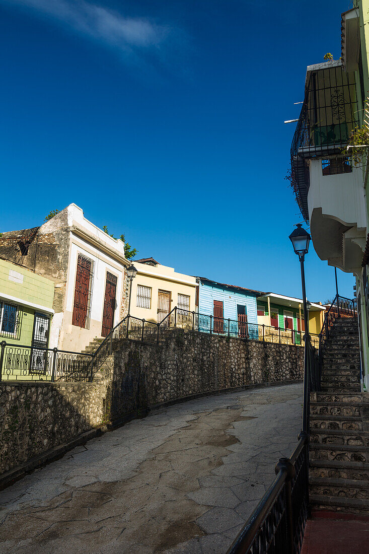 Bunt bemalte alte Häuser in der Calle Hostos in der Kolonialstadt Santo Domingo in der Dominikanischen Republik. Eine Stätte des UNESCO-Weltkulturerbes. Diese Straße diente als Drehort für Der Pate II"""