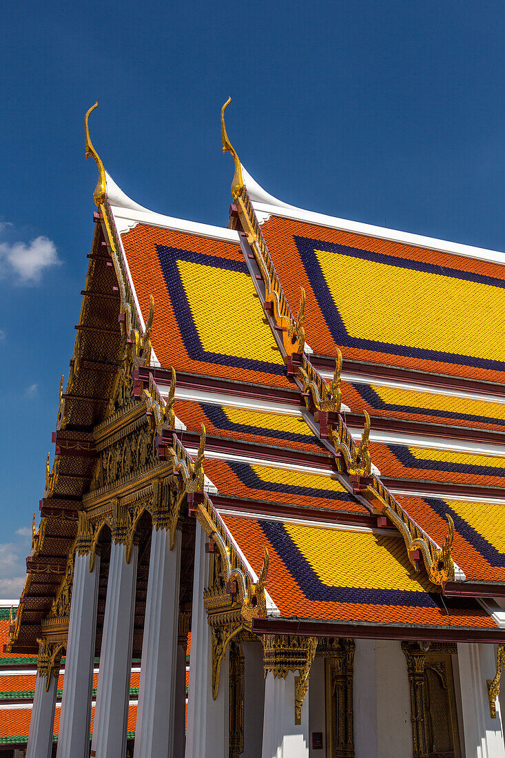 Dachdetail des Ho Phra Monthien Tham beim Tempel des Smaragdbuddhas im Grand Palace Komplex in Bangkok, Thailand