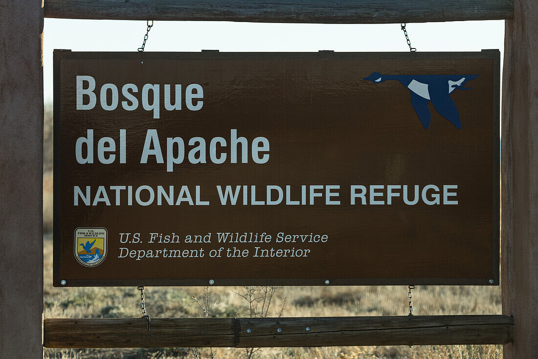 Das Eingangsschild für das Bosque del Apache National Wildlife Refuge bei San Antonio, New Mexico