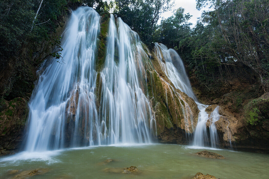 Die Hauptfälle des El Limon-Wasserfalls am El Limon-Fluss in der Nähe von Samana, Dominikanische Republik. Der Hauptfall ist 52 Fuß hoch.