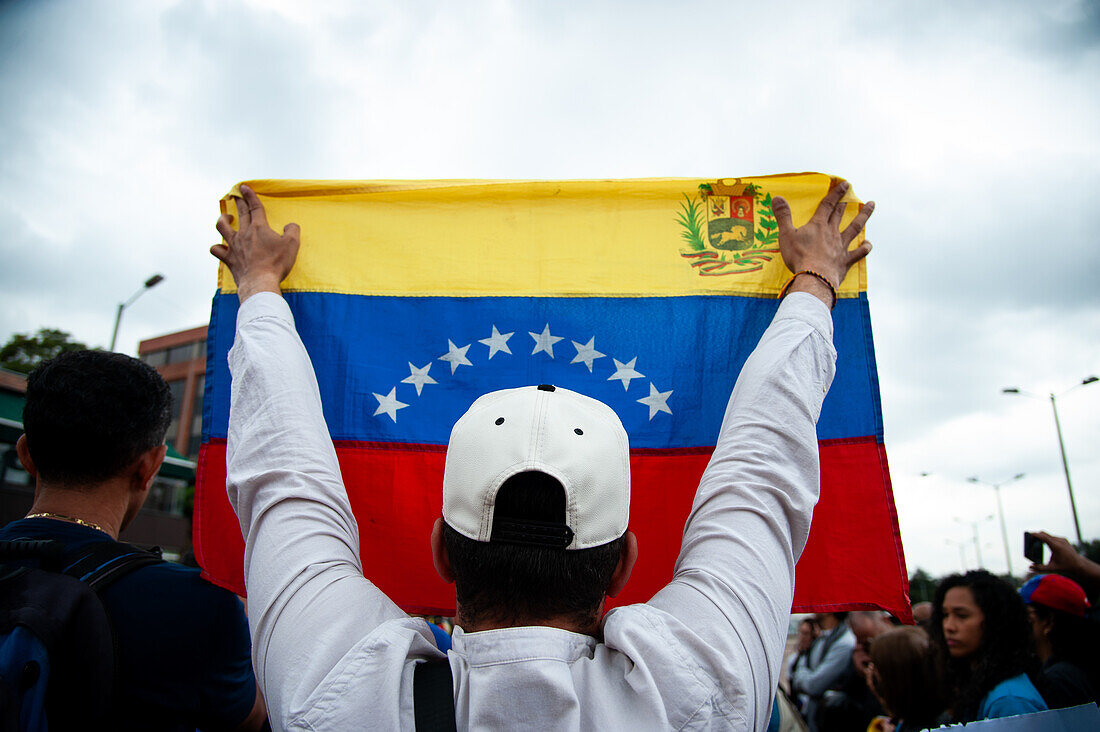 Venezolanische Bürger in Bogota, Kolumbien, protestieren für die Präsidentschaftskandidatur der venezolanischen Oppositionsführerin Maria Corina Machado bei den Präsidentschaftswahlen, nachdem sie disqualifiziert wurde, am 4. Februar 2024