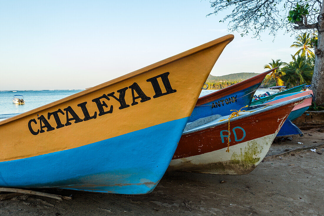 Fischerboote am Strand von Bahia de Las Galeras auf der Halbinsel Samana, Dominikanische Republik