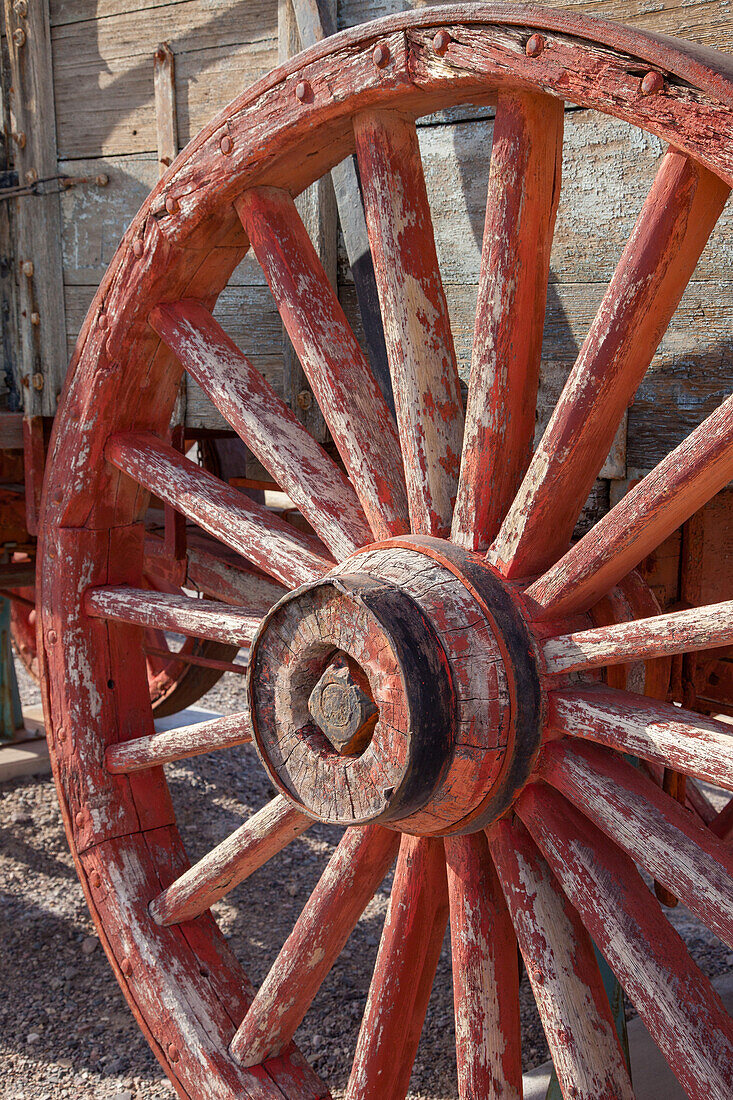 Detail eines Rades eines historischen Borax-Erz-Transportwagens, ausgestellt am Furnace Creek im Death Valley National Park in Kalifornien