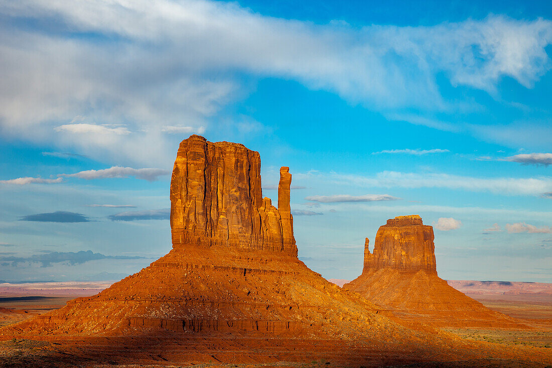 Die Mittens, charakteristische Sandsteinfelsen im Monument Valley Navajo Tribal Park in Arizona