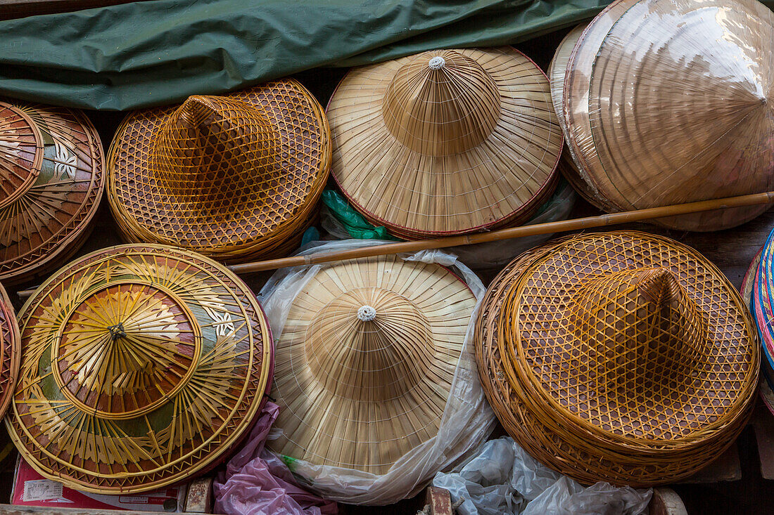 Traditionelle thailändische Hüte zum Verkauf auf dem schwimmenden Markt von Damnoen Saduak in Thailand