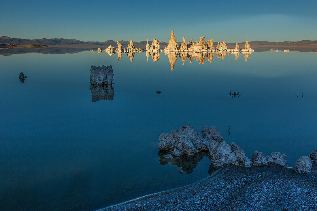 Tuffsteinformationen, die sich im Mono Lake in Kalifornien spiegeln