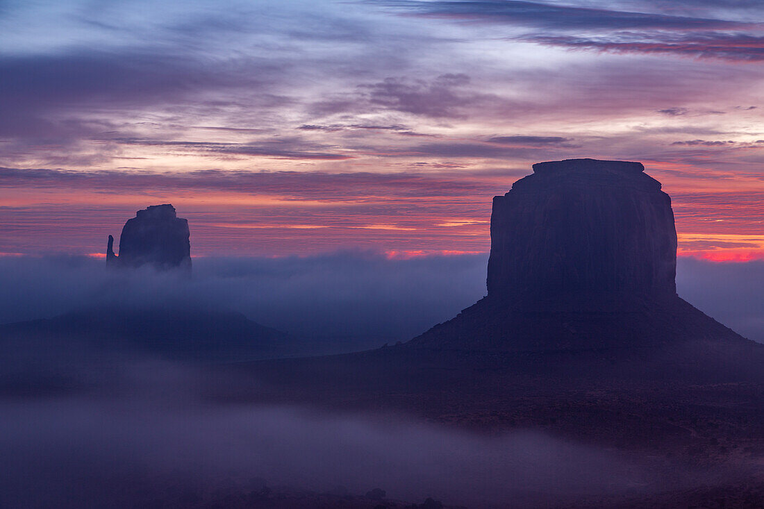 Nebliger Sonnenaufgang im Monument Valley Navajo Tribal Park in Arizona