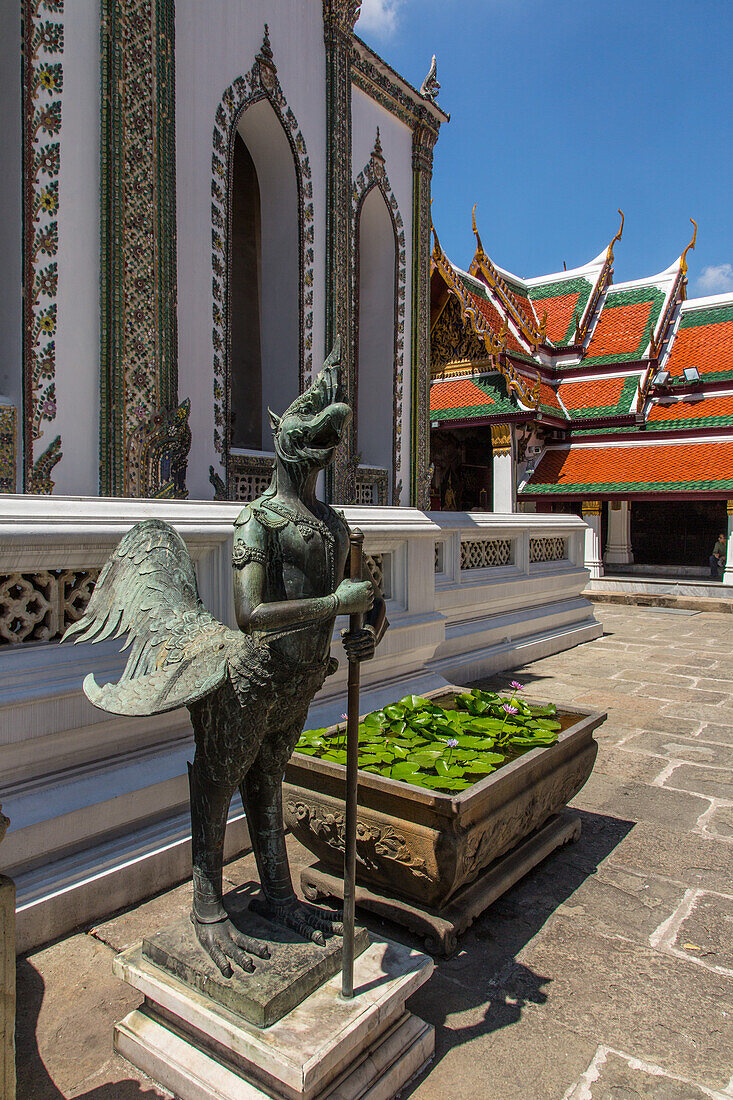 Bronzestatue des mythischen Tantima-Vogels im Grand Palace Komplex in Bangkok, Thailand