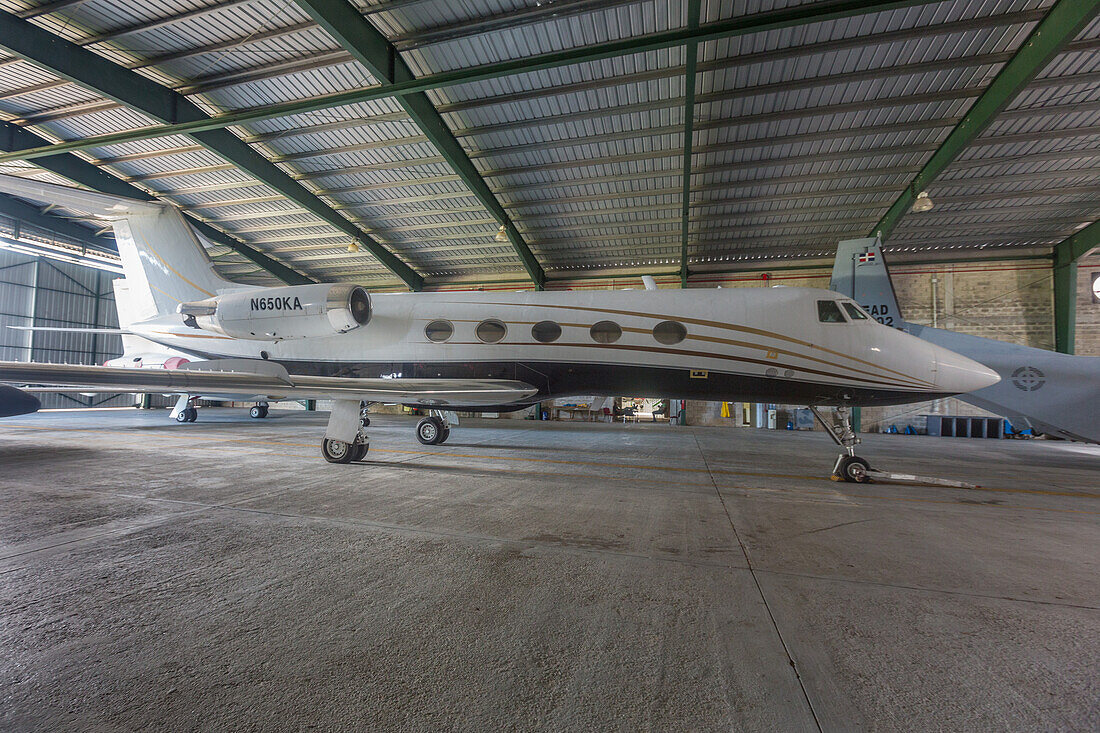 Eine Grumman Gulfstream II, die von der dominikanischen Luftwaffe wegen Drogenhandels beschlagnahmt wurde. Luftwaffenstützpunkt San Isidro, Dominikanische Republik