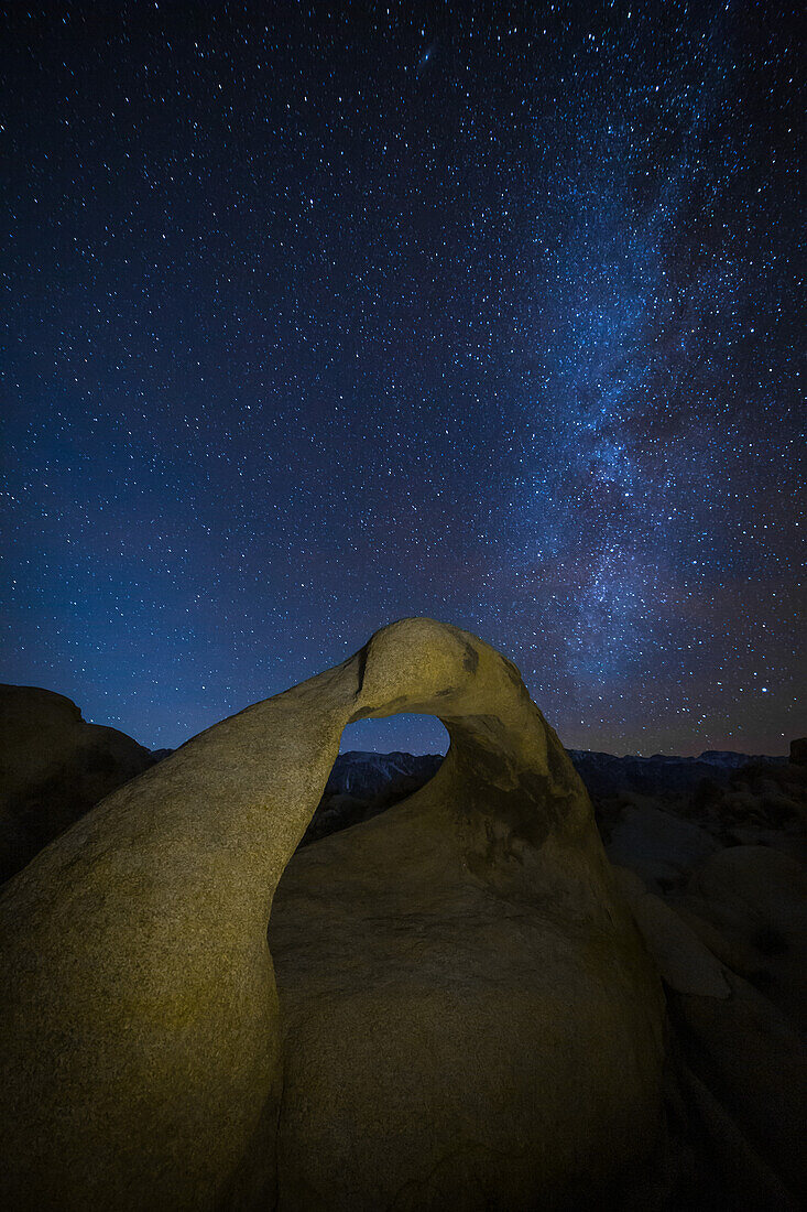 Milchstraße über dem Mobius Arch in den Alabama Hills bei Lone Pine, Kalifornien