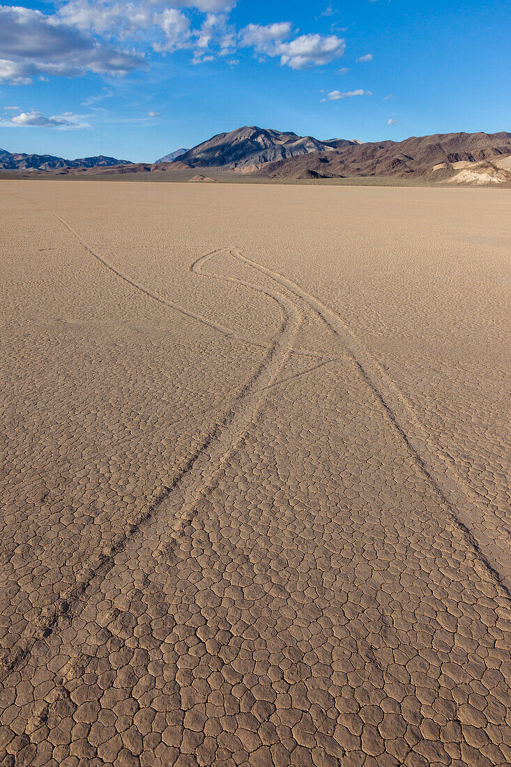 Spuren von Segelsteinen auf der Racetrack Playa im Death Valley National Park in der Mojave-Wüste, Kalifornien