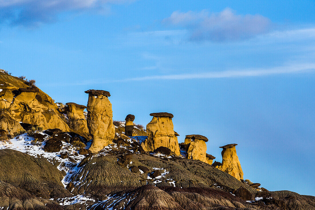 Sandstein-Hoodoos auf Badlands-Schiefergestein im Winter im Nordwesten New Mexicos bei Nageezi im San Juan Basin