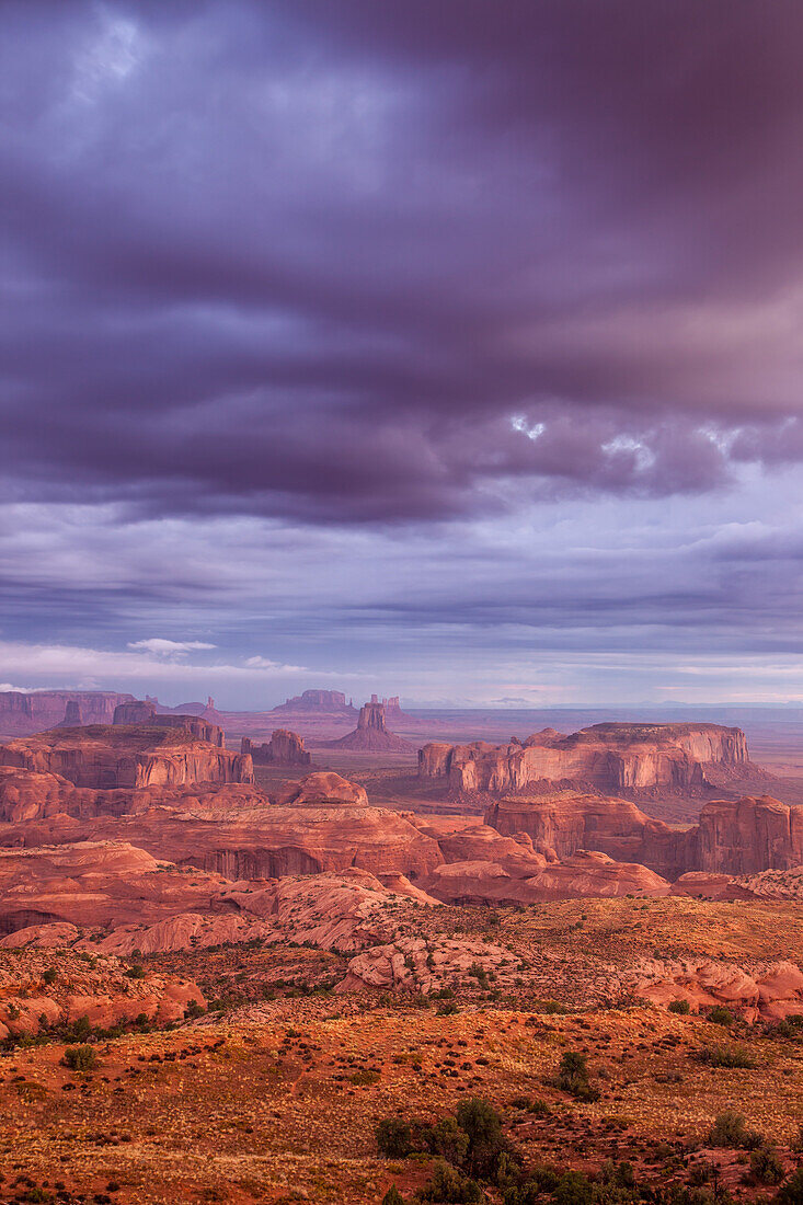 Stürmische Wolken bei Sonnenaufgang im Monument Valley Navajo Tribal Park in Arizona. Blick von Hunt's Mesa