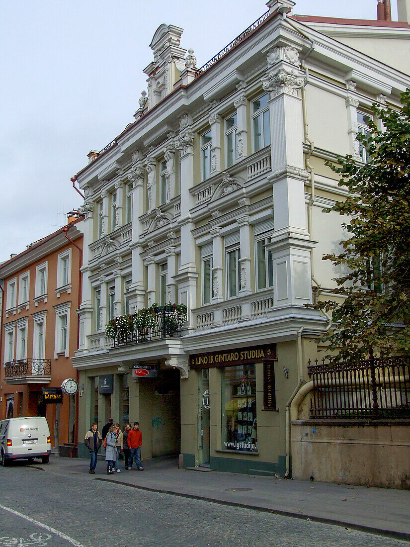 Klassische Architektur in der historischen Altstadt von Vilnius, Litauen. Ein UNESCO-Weltkulturerbe