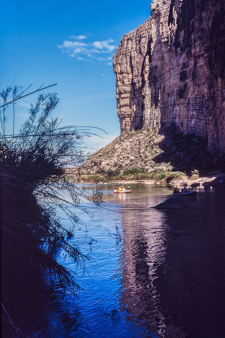 Rafting auf dem Rio Grande River im Santa Elena Canyon im Big Bend National Park mit Blick auf Mexiko auf der anderen Seite des Flusses