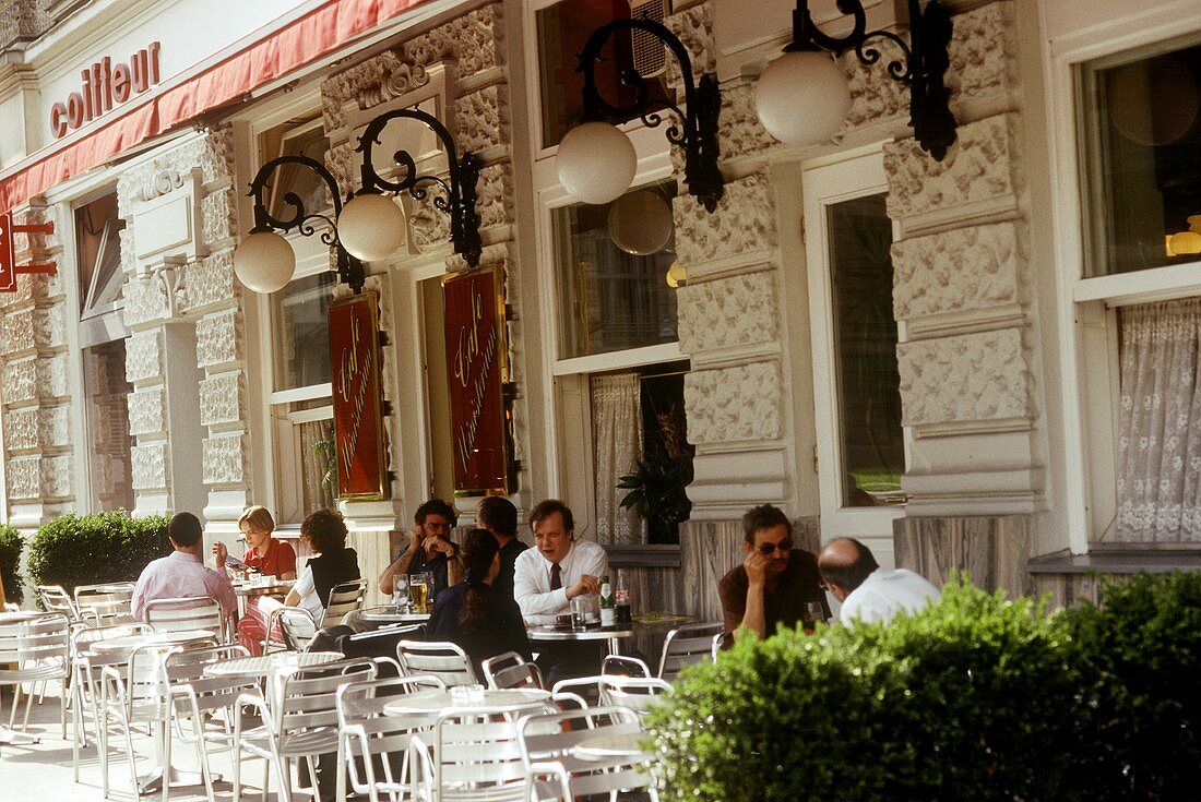 Gäste an Tischen vor dem Café Ministerium in Wien