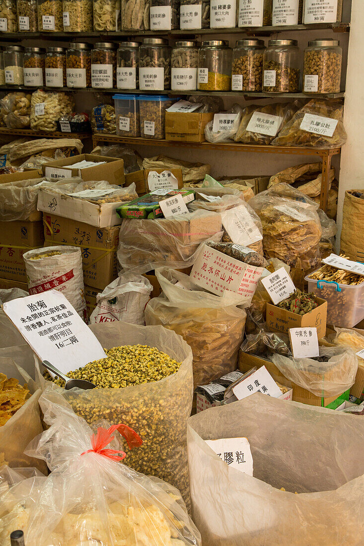 Chinesische Kräuter und Medikamente in einem Geschäft in Hongkong, China, zum Verkauf