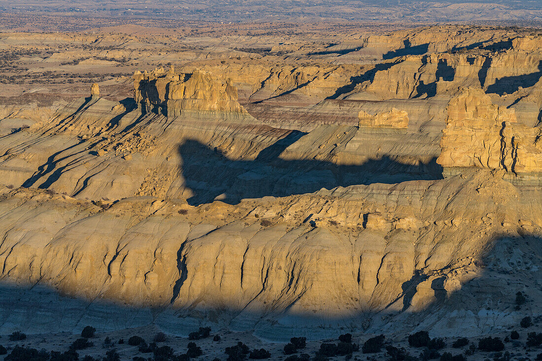 Angel Peak Scenic Area in der Nähe von Bloomfield, New Mexico. Licht und Schatten in den Badlands des Kutz Canyon