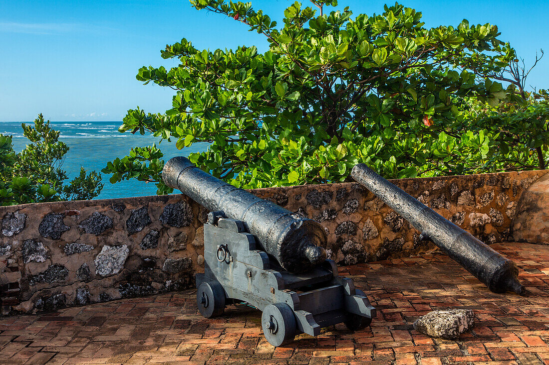 Spanische Kanonen aus der Kolonialzeit überblicken den Atlantischen Ozean in Fortaleza San Felipe, heute ein Museum in Puerto Plata, Dominikanische Republik
