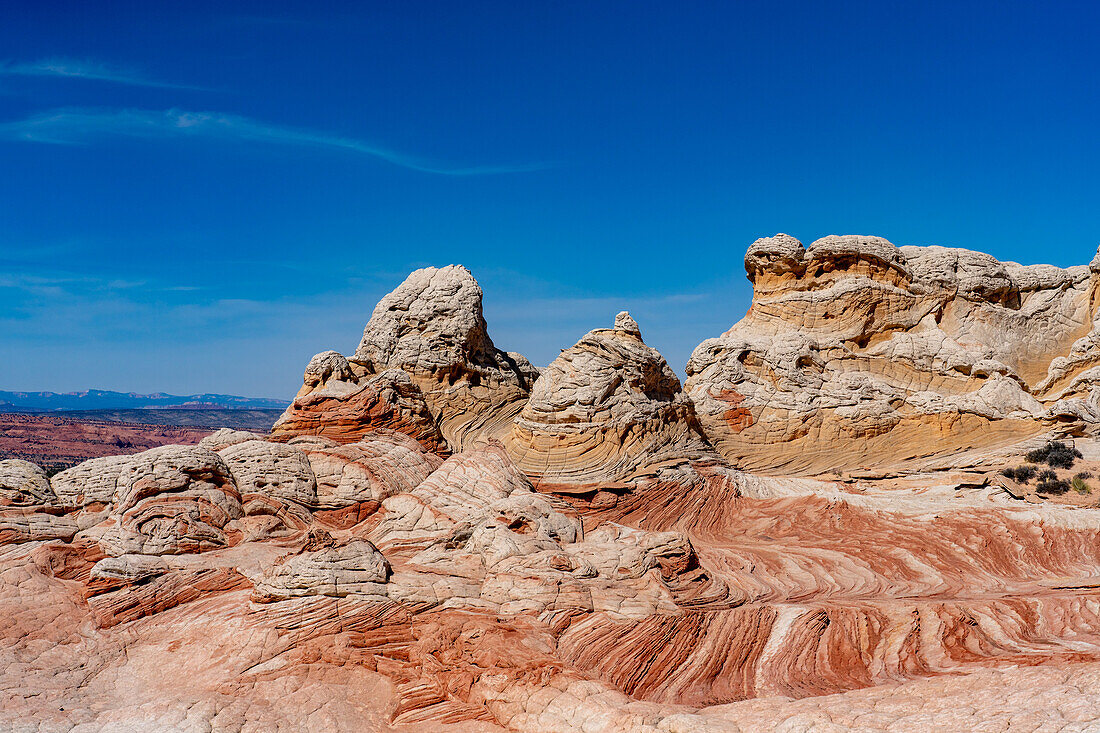Eine tipi-förmige Sandsteinfelsformation in der White Pocket Recreation Area, Vermilion Cliffs National Monument, Arizona
