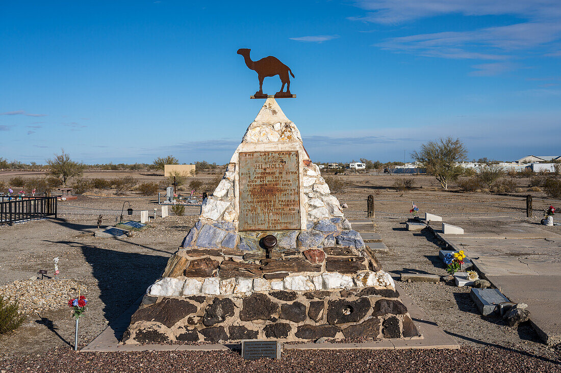 Das Grabdenkmal für Hadji Ali, oder Hi Jolly, auf dem Friedhof in Quartzsite, Arizona