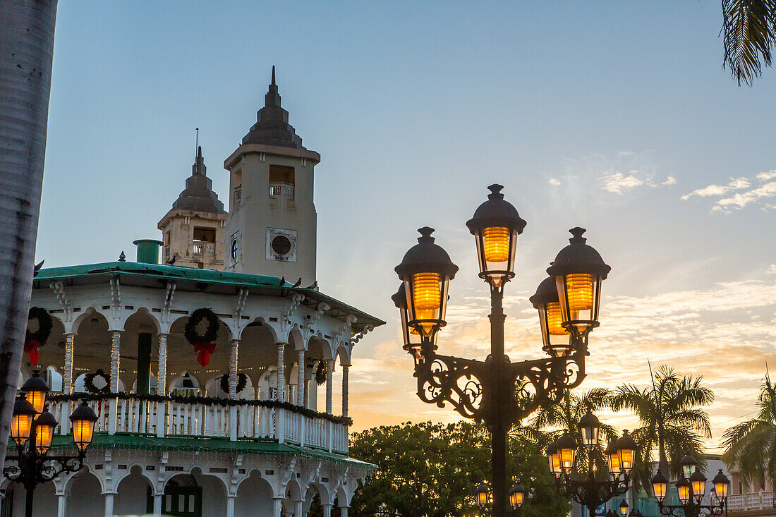 Straßenlaternen und viktorianischer Pavillon oder Musikpavillon neben der Kathedrale auf dem Independence Square in Puerto Plata, Dominikanische Republik